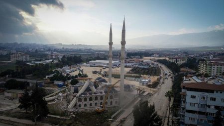 Hatay’daki 4 minareli cami denetimli formda yıkıldı