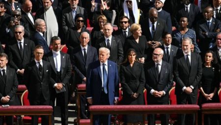 Papa Francis’in cenazesinde giysi kuralına uymayan önderler