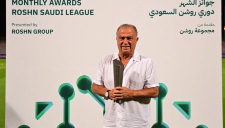 Suudi Arabistan’da ayın teknik yöneticisi seçilen Fatih Terim’e mükafatı verildi